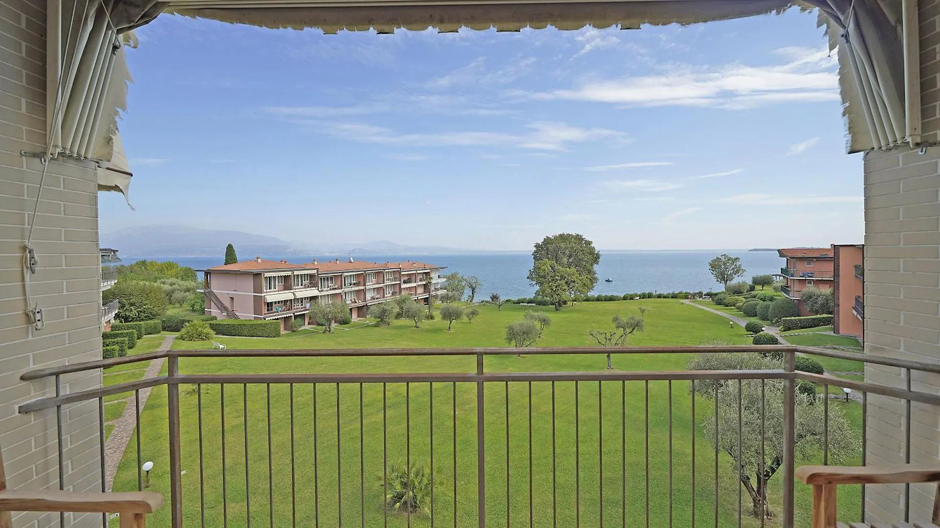 Specchio Sul Lago Manerba del Garda Apartment