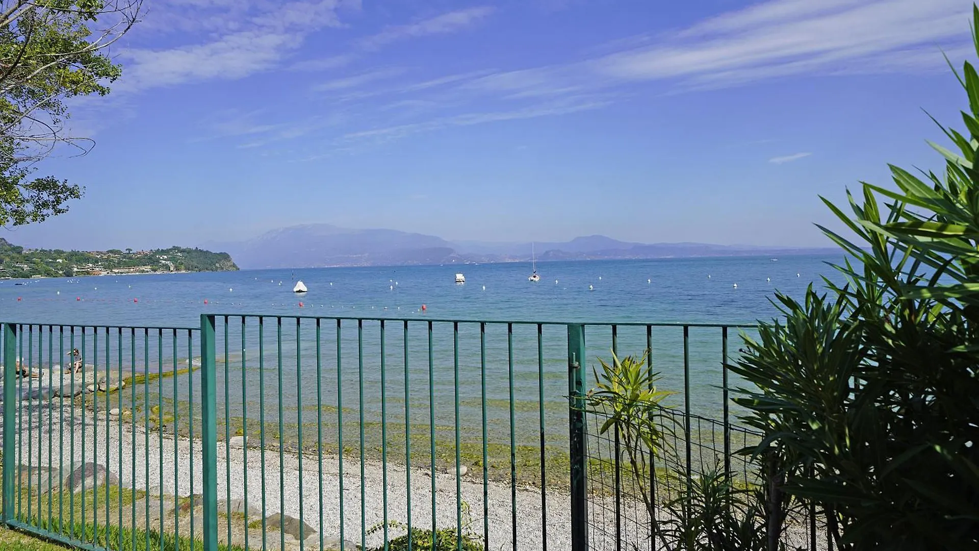 Specchio Sul Lago Manerba del Garda Itália